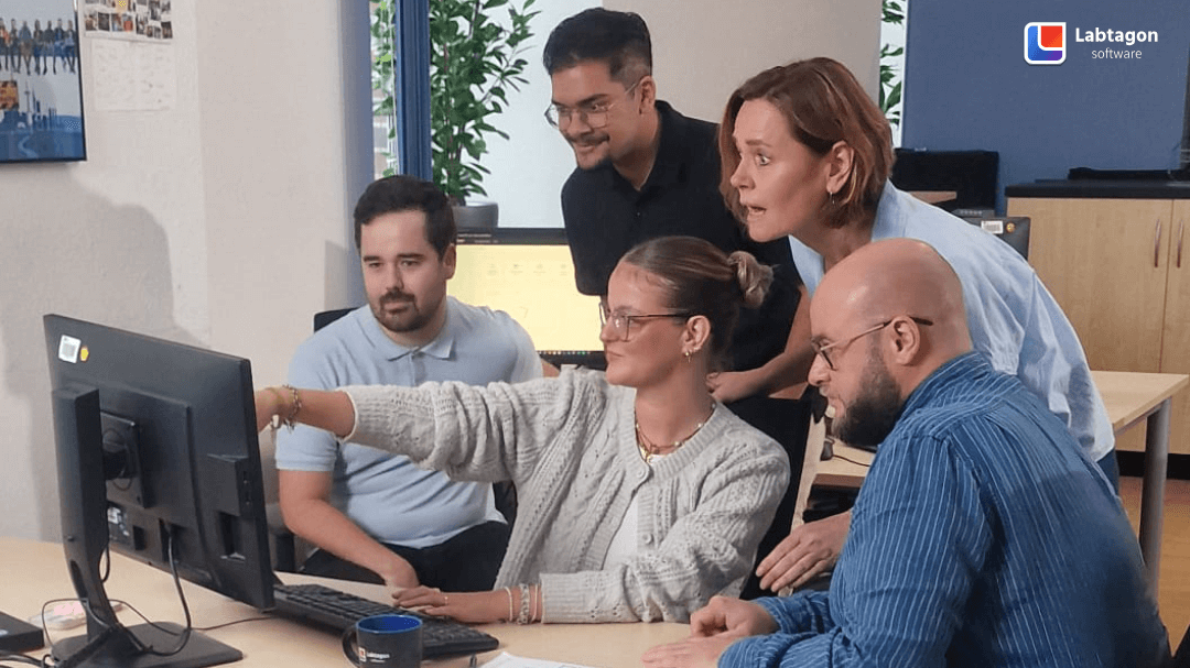 Sales und Marketing arbeiten gemeinsam. Sitzen zusammen am Schreibtisch und diskutieren.